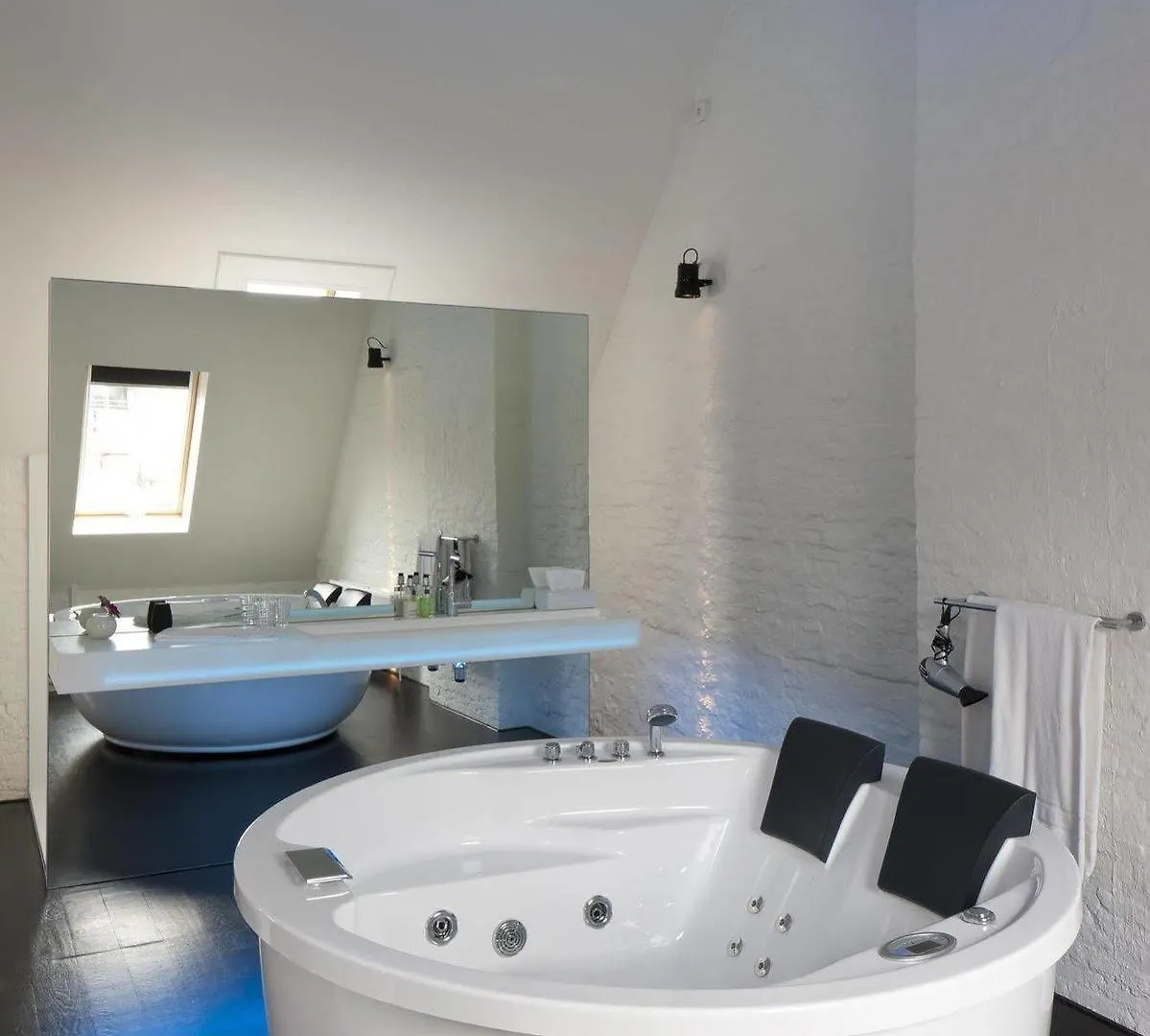 B&B Suites Feek Antwerp 5*,
